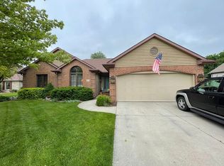 911 Lakeview Dr, Auburn, IN