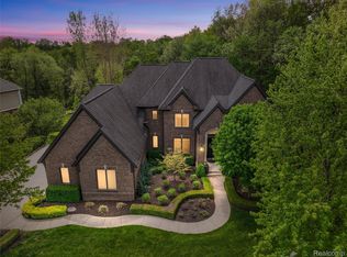 2761 Plum Creek Dr, Oakland, MI 48363
