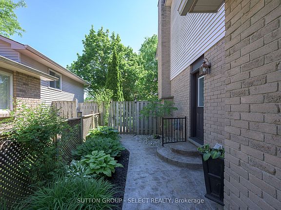 2nd image of 12 Banting Cres
