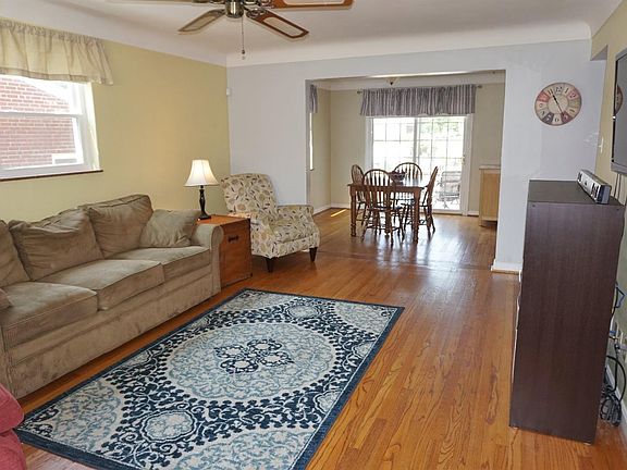 3rd image of 8415 Coghill Ln