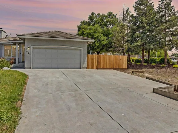 955 Valley Oak Dr, Hollister, CA 95023