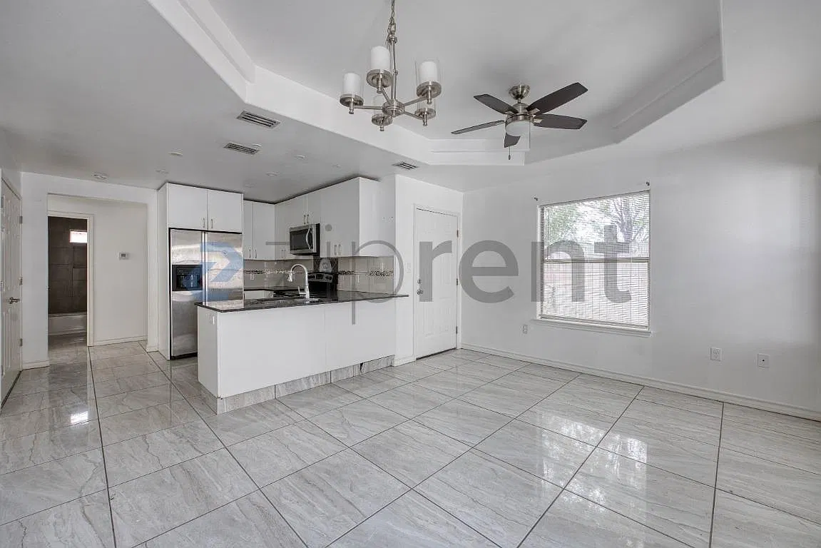 1310 W Harrison Ave — Photo 3
