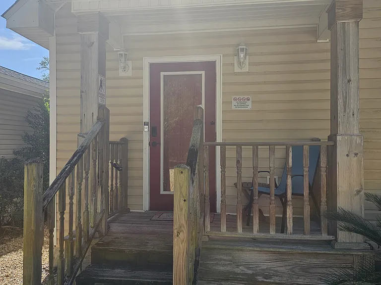 W Strong St — Photo 2