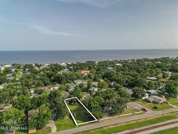 3rd image of 5011 Railroad St