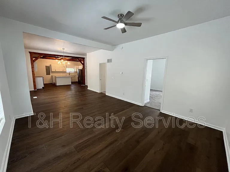 210 N Keystone Ave — Photo 3