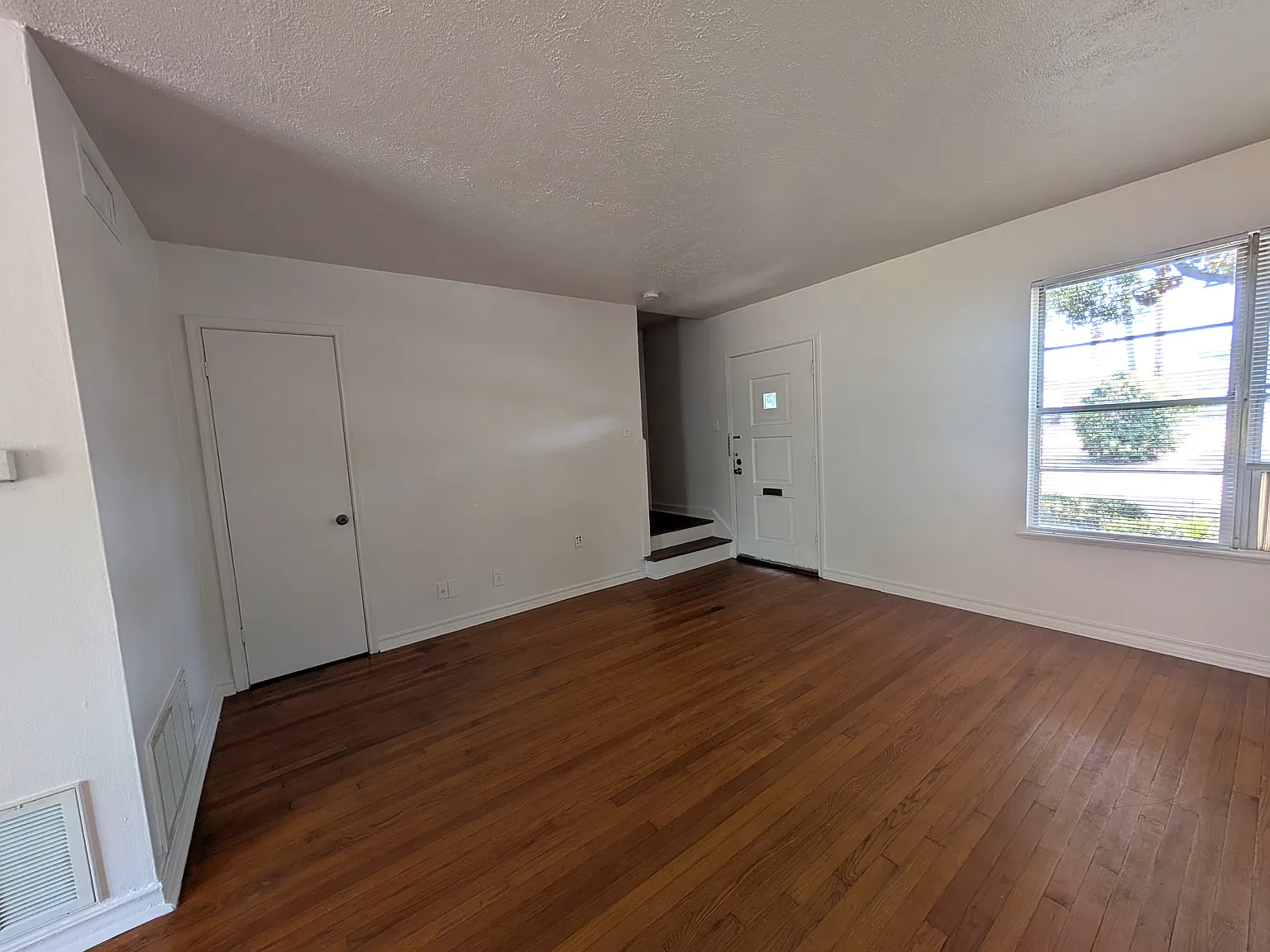 2 bed, 1140 sqft, $1,595 — Photo 2