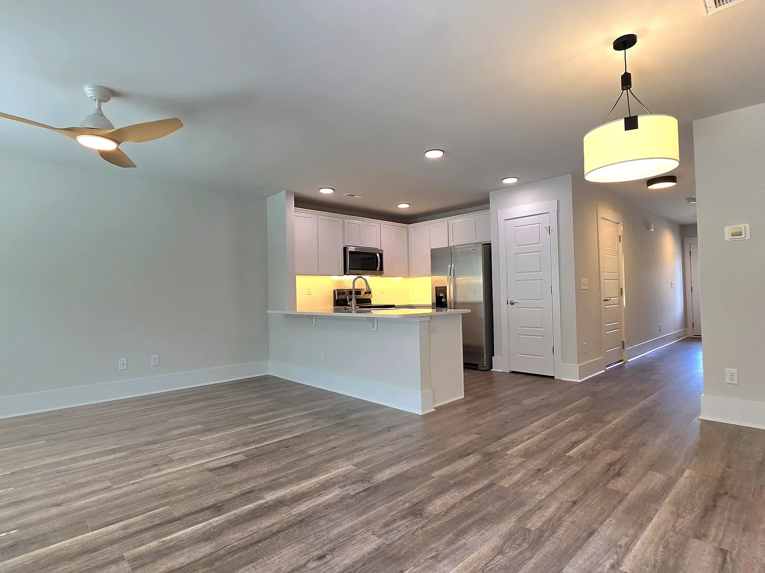 3 bed, 2.5 bath, 1418 sqft, $2,550 — Photo 3