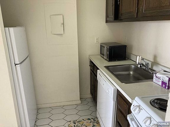 4th image of 1590 Anderson Ave APT 19