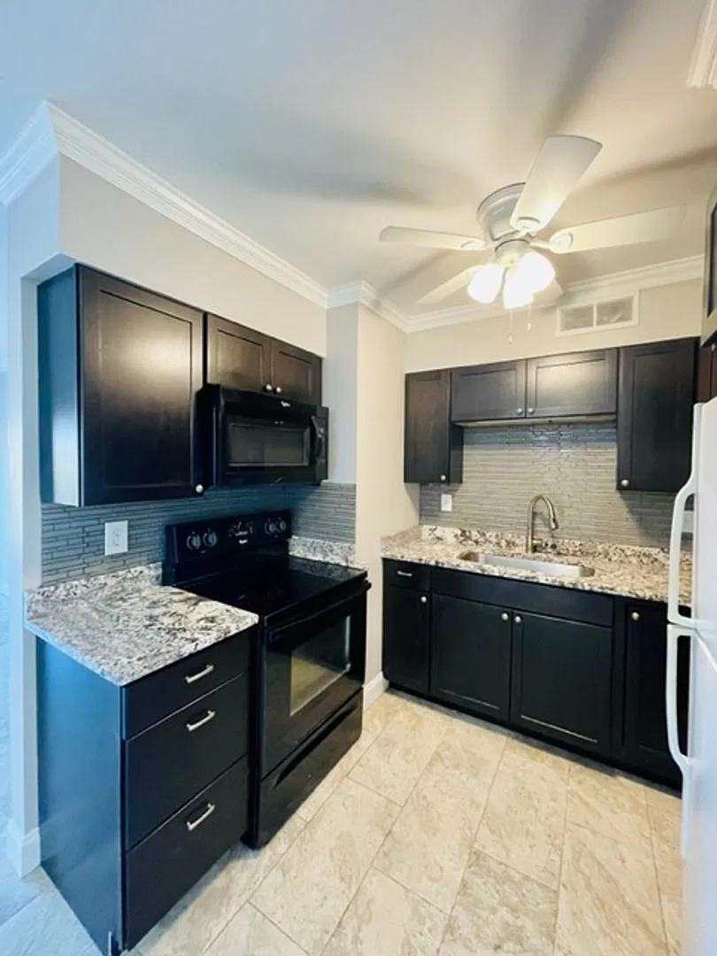 Beautiful 2-Bedroom Condo in Myers Park - All utilities included! — Photo 1