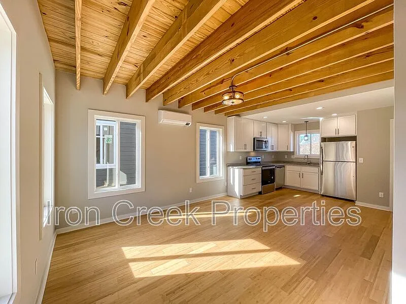 2 bed, 1.5 bath, 840 sqft, $1,495 — Photo 3