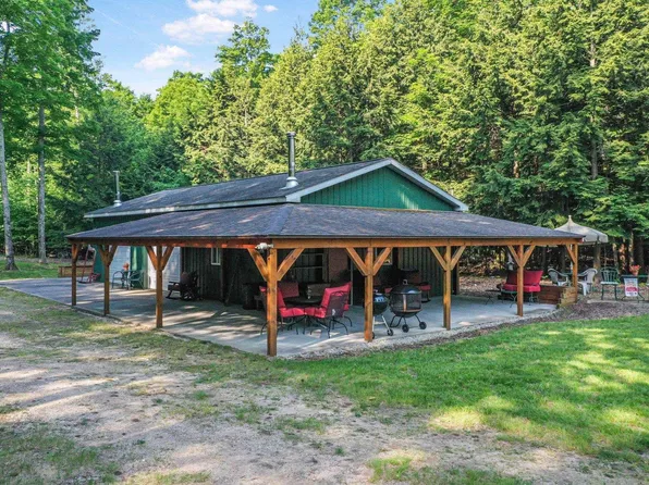 405 E Shetland Trl, Cedar, MI 49621