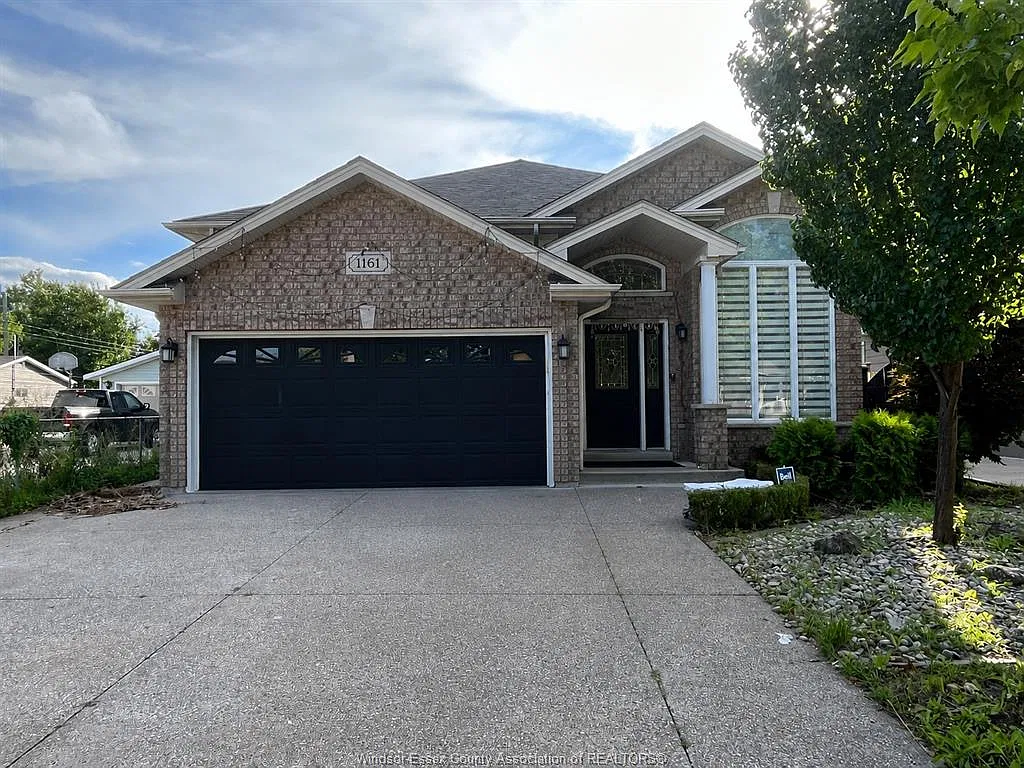 4 bed, $2,800 — Photo 1