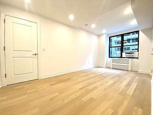 3rd image of 160 E 48th St APT 2M