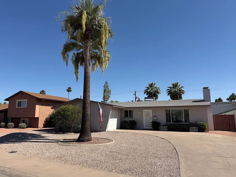 135 E Ellis Dr — Photo 2