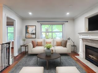 1553 Burrill Ave, North Vancouver, BC V7K1L8