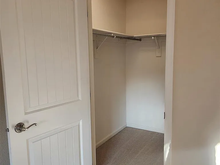 9225 Clermont Dr — Photo 20
