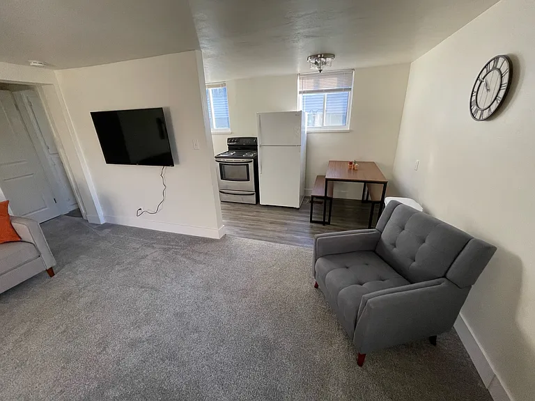 1210 Irving Ave #5 — Photo 11