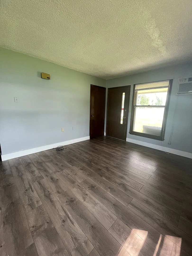 205 Owen St — Photo 4