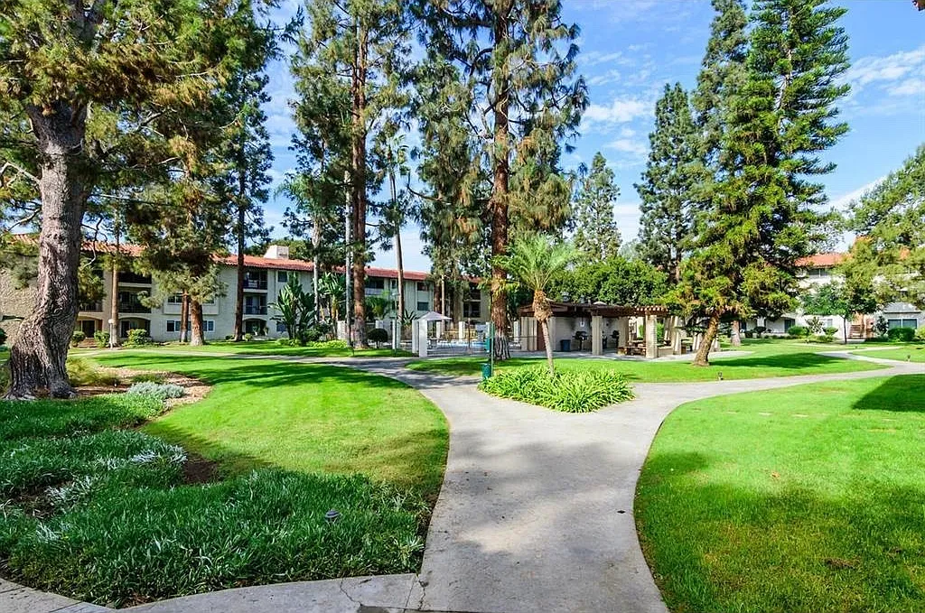 $2,000- 1 Bed / 1 Bath Condo located in Mission Plaza Complex in Mission Valley — Photo 1