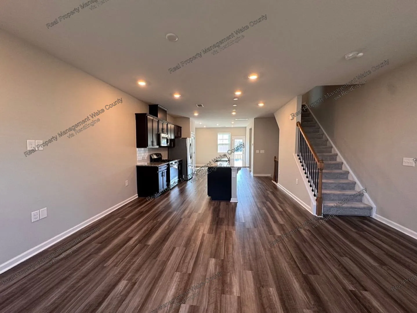 3 bed, 2.0 bath, 1924 sqft, $1,995 — Photo 2