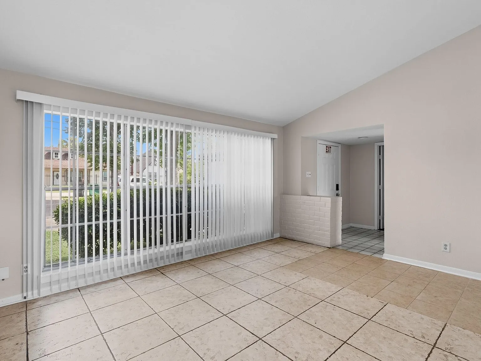 3 bed, 2.0 bath, 1498 sqft, $2,100 — Photo 3