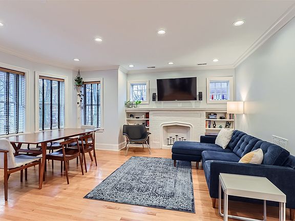 4th image of 1431 W Elmdale Ave APT 2B