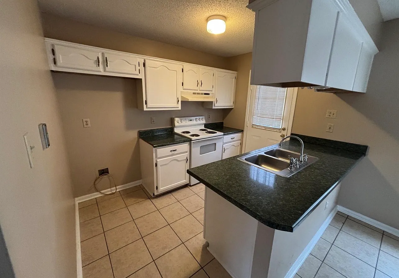 3 bed, 1069 sqft, $1,300 — Photo 3