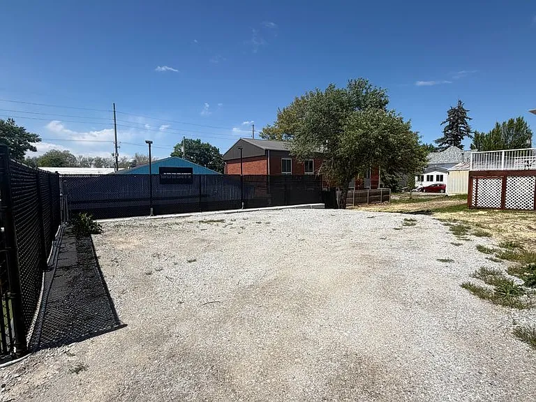 917 Gilbert Ct — Photo 3