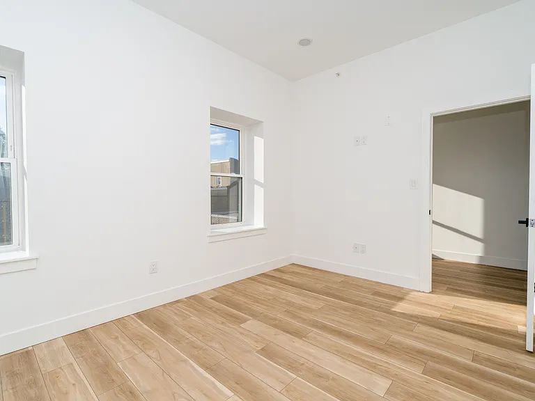 2700 E Auburn St — Photo 35