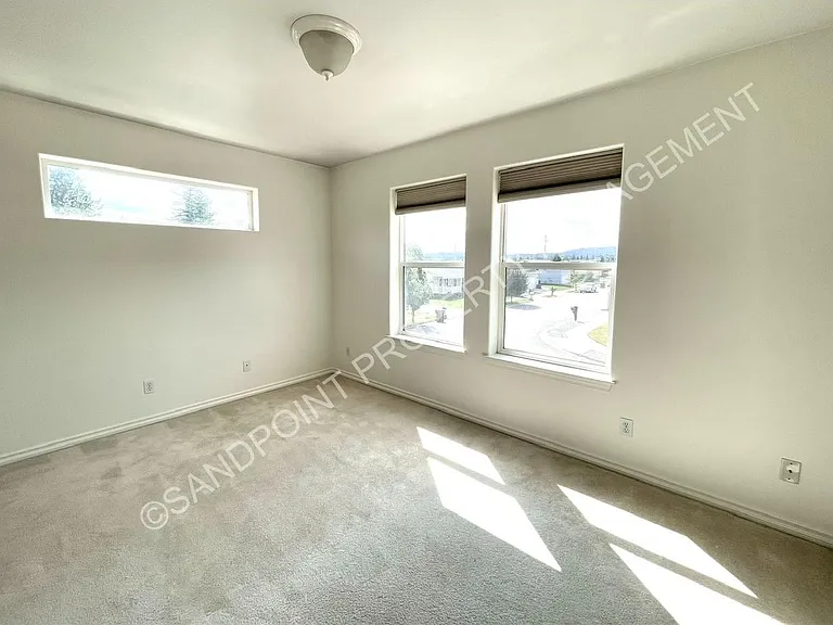 423 Louis Ln — Photo 17