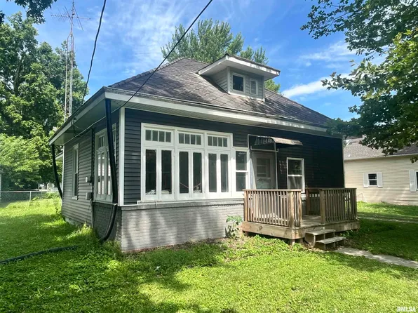 513 N Dye St, Virden, IL 62690