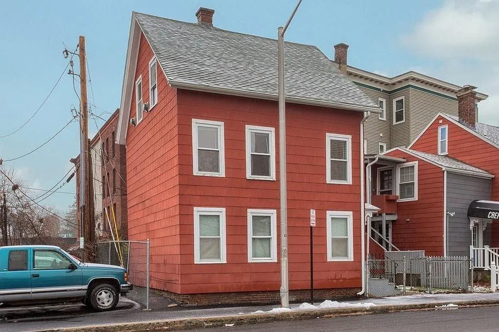 3 bed, 900 sqft, $1,690 — Photo 1