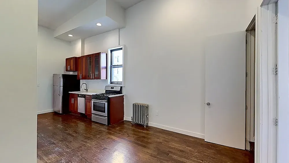 886 Franklin Avenue — Photo 2