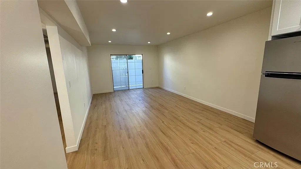2 bed, 900 sqft, $3,000 — Photo 4