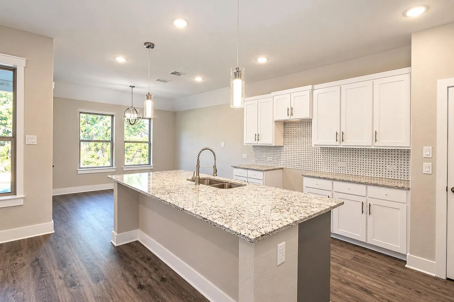 4 bed, 2.0 bath, 1411 sqft, $2,300 — Photo 4