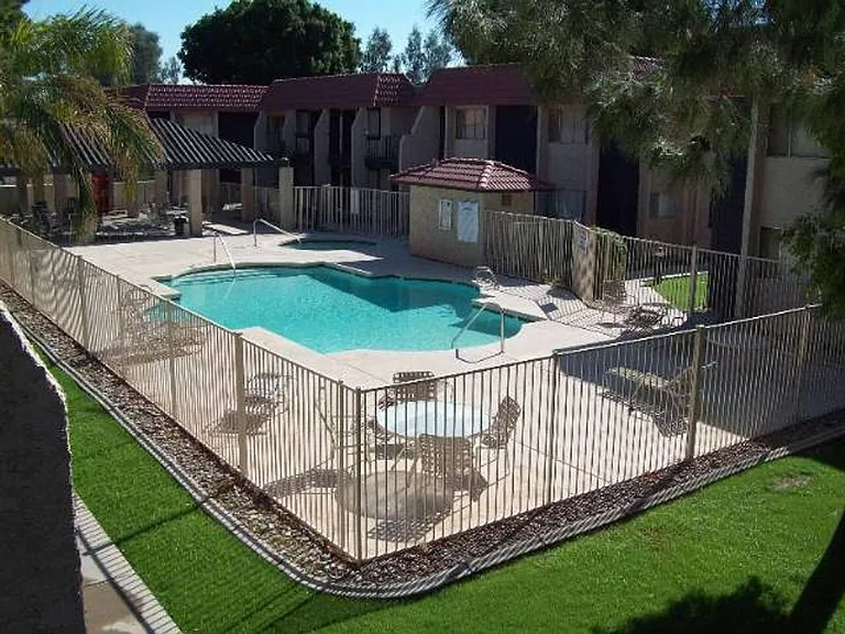 700 W University Dr — Photo 2