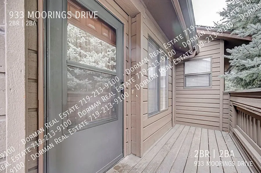 Beautiful Upper-Level Condo on the S/W end of town with Central Air, Garage & Pool! — Photo 2