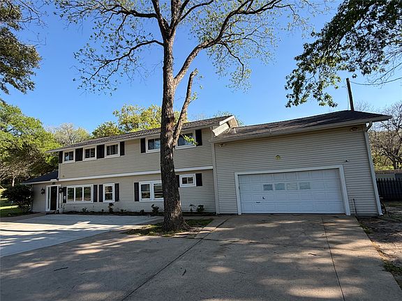 2nd image of 1009 Country Club Rd