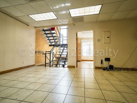 4th image of 2584 31st St APT 1