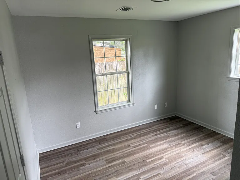 127 E Gilman Rd — Photo 4