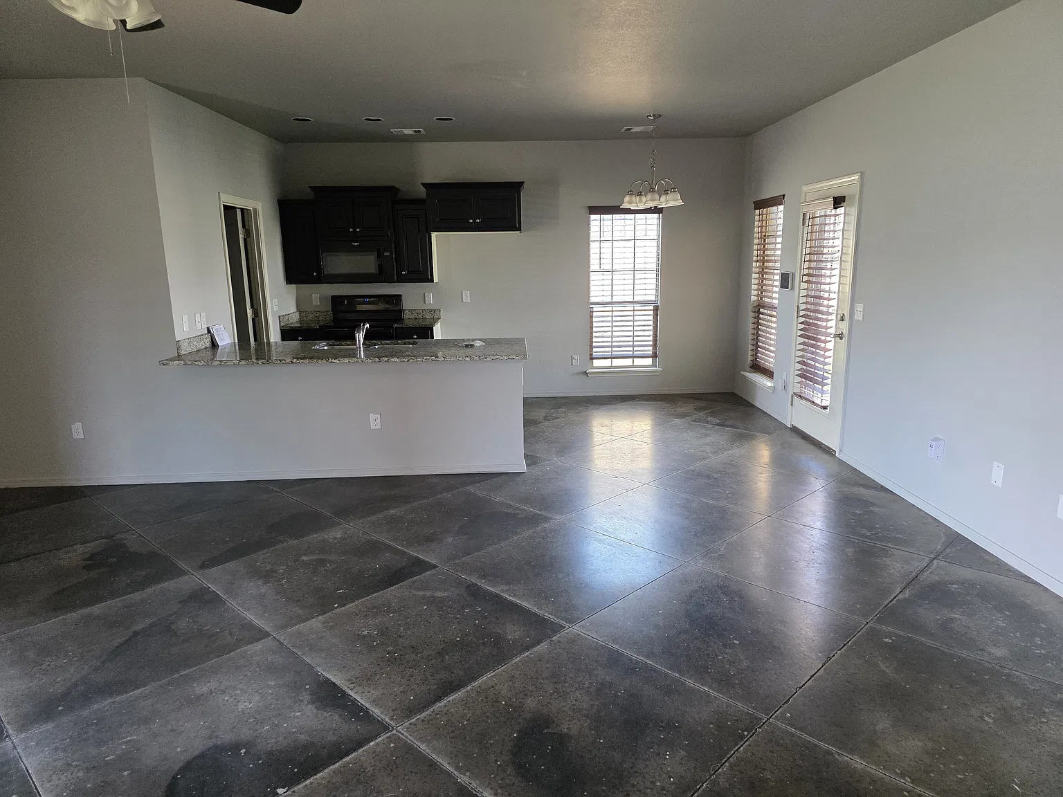 3 bed, 1410 sqft, $1,800 — Photo 2