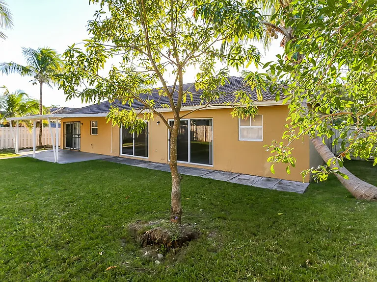 18081 SW 152nd Ct — Photo 15