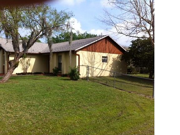 3rd image of 3421 Douglas Ct