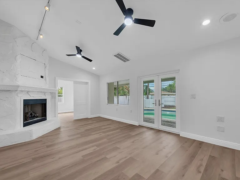 3811 Huntington St NE — Photo 14