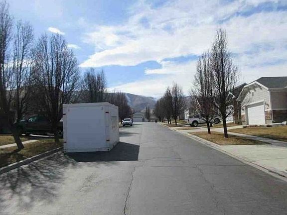 Exterior Neighborhood (street photo)