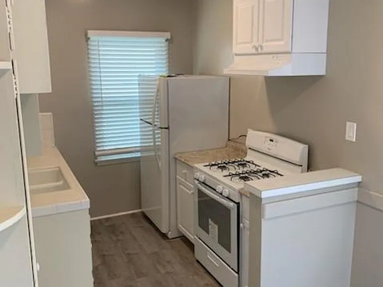 215 W Lomita Ave — Photo 2