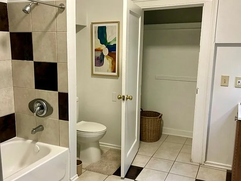 218 W Monument St — Photo 3