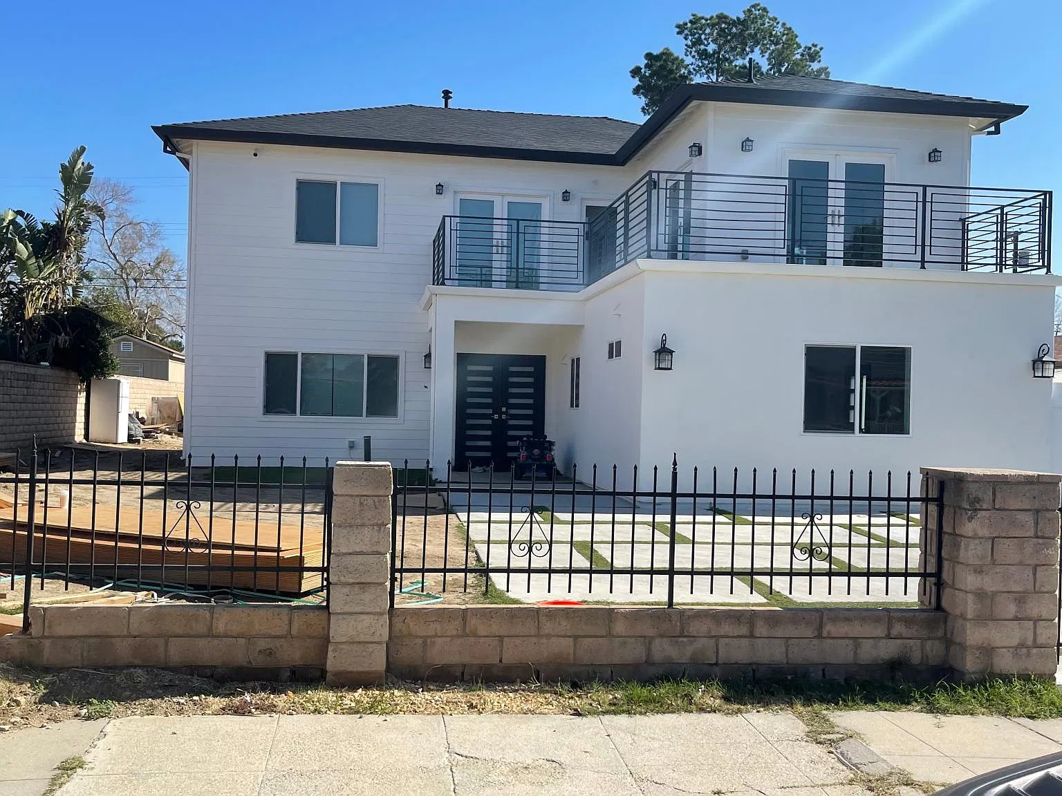 5 bed, 2150 sqft, $5,600 — Photo 1