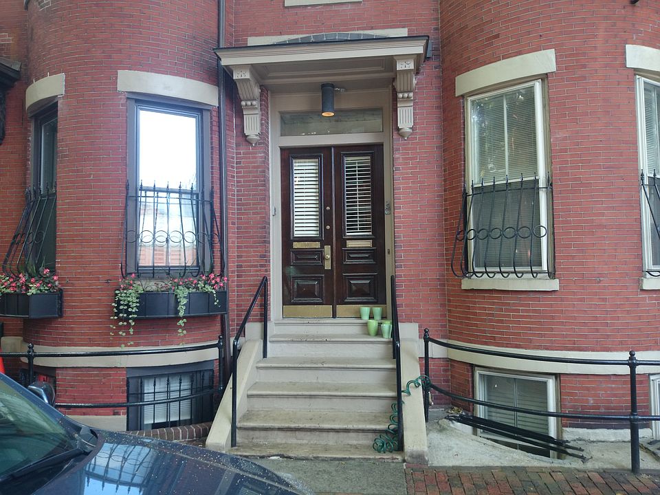 2nd image of 8 Saint Charles St