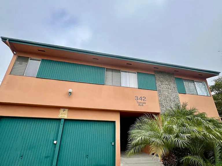 Top-Floor 1 Bedroom in Quiet Bluff Heights Courtyard Complex — Photo 11